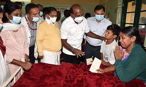 பஸ் விபத்தில் காயம் அடைந்து குன்னூர் அரசு ஆஸ்பத்திரியில் சிகிச்சை பெற்று வருபவர்களை சந்தித்து அமைச்சர் மா.சுப்பிரமணியன் ஆறுதல் கூறி நிவாரண நிதி வழங்கிய காட்சி.