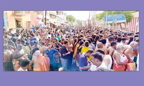 ராமேசுவரம் ராமநாத சுவாமி கோவிலில் விடுமுறை தினமான நேற்று திரண்டு பக்தர்கள் கூட்டத்தின் ஒரு பகுதியை படத்தில் காணலாம்.