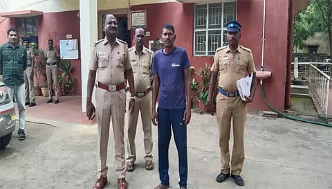 கைதான கார்த்திக்கை போலீசார் அழைத்து சென்ற காட்சி