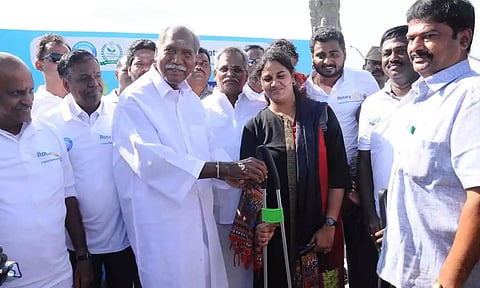 கடற்கரை சாலையில் தூய்மை பணியை முதல்-அமைச்சர் ரங்கசாமி தொடங்கி வைத்த காட்சி. அருகில் சபாநாயகர் ஏம்பலம் செல்வம், அமைச்சர் லட்சுமி நாராயணன் மற்றும் பிரமுகர்கள் உள்ளனர்.