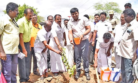 ரெட்டியார்பட்டி ஊராட்சியில் தூய்மை சேவை நிகழ்ச்சியில் கலந்து கொண்ட கலெக்டர் கார்த்திகேயன் மரக்கன்றுகள் நட்டார். அருகில் பாளை யூனியன் சேர்மன் தங்க பாண்டியன்,மாவட்ட ஊரக வளர்ச்சி முகமை திட்ட இயக்குநர் சுரேஷ் மற்றும் அலுவலர்கள் உள்பட பலர் உள்ளனர்.