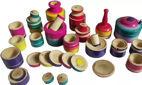 பசுமை வண்ணத்தில் மர சிற்பம்... புதுமை புகுத்திய பெண்கள்!