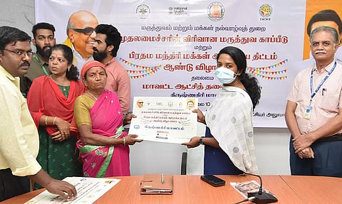 பயனாளிகளுக்கு அடையாள அட்டைகளை கலெக்டர் சரயு வழங்கிய போது எடுத்த படம்.