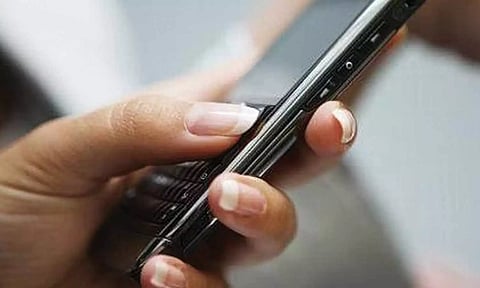 வடிவேலு காமெடி பாணியில் செல்போன் பறித்த 2 பெண்கள்- போலீசார் தீவிர விசாரணை