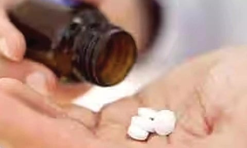 40 தூக்க மாத்திரைகள் தின்று தற்கொலைக்கு முயன்ற பெண்- போனில் ஆபாச தொல்லை கொடுத்ததாக பாதிரியார் மீது புகார்