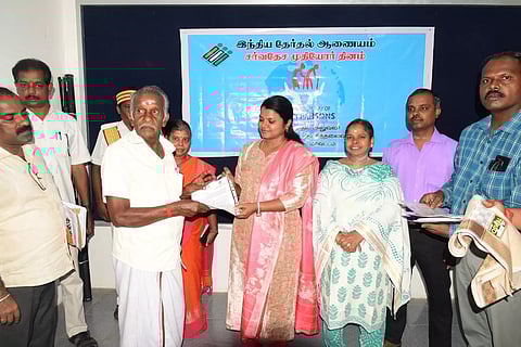 மூத்த வாக்காளருக்கு பாராட்டு சான்றிதழ்