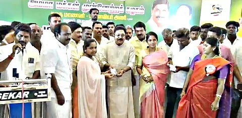 அ.ம.மு.க.வில் இணைந்த மாணவர்களுக்கு கட்சியின் பொதுச்செயலாளர் டி.டி.வி.தினகரன் உறுப்பினர் அைடயாள அட்டை வழங்கியபோது எடுத்தபடம்.