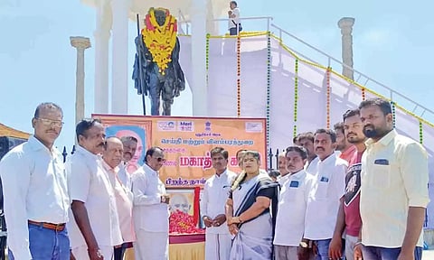 காந்தி சிலைக்கு அ.ம.மு.க.வினர் மாலை அணிவித்து மரியாதை செய்த காட்சி.