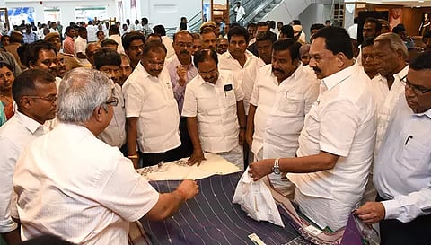 அமைச்சர்கள் கே.என்.நேரு, எம்.ஆர்.காந்தி ஆகியோர் சேலம் கோ-ஆப்டெக்ஸ் தங்கம் பட்டு மாளிகை நவீனப்படுத்தப்பட்ட கட்டிடத்தை திறந்து வைத்து புதிய ரக சேலைகளை பார்வையிட்ட காட்சி. அருகில் கலெக்டர் கார்மேகம், மேயர் ராமச்சந்திரன், எஸ்.ஆர்.பார்த்திபன் எம்.பி., எம்.எல்.ஏ.,க்கள் ராேஜந்திரன், அருள் உள்பட பலர் உள்ளனர்.