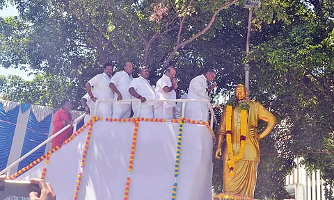 காமராஜர் சிலைக்கு முதல்-அமைச்சர் ரங்கசாமி மாலை அணிவித்து மரியாதை செய்த காட்சி. 