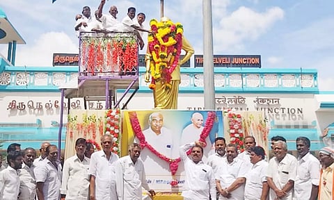 காமராஜர் சிலைக்கு மாநகர் மாவட்ட காங்கிரஸ் தலைவர் சங்கரபாண்டியன் தலைமையில் முன்னாள் மத்திய அமைச்சர் தனுஷ்கோடி ஆதித்தன் மரியாதை செலுத்தினார்.