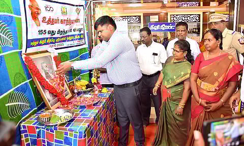 மகாத்மா காந்தி உருவப்படத்திற்கு கலெக்டர் கார்த்திகேயன் மாலை அணிவித்து மரியாதை செலுத்திய போது எடுத்தபடம்.