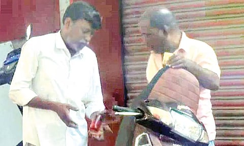 டாஸ்மாக் கடைகள் மூடல் எதிரொலி: தி.நகர் சாலை ஓரத்தில் ஜரூராக நடைபெற்ற மதுபான விற்பனை