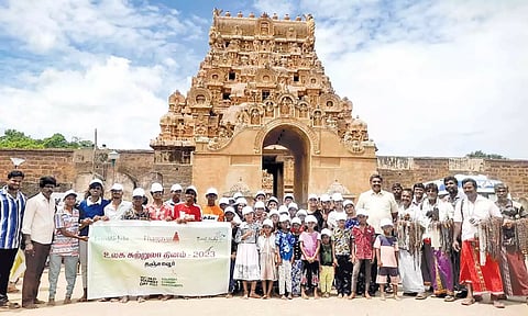 பெரியகோவில் முன்பு குரூப் போட்டோ எடுத்து கொண்டனர்.
