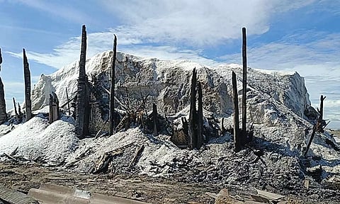 தீ விபத்தில் எரிந்து கிடக்கும் கூரை செட் மற்றும் பொருட்கள்.