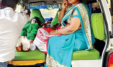 பஸ்சில் இடம் பிடிக்க ஓடிய பெண்ணின் கால் நசுங்கியது- பஸ் டயர் ஏறி விபத்து