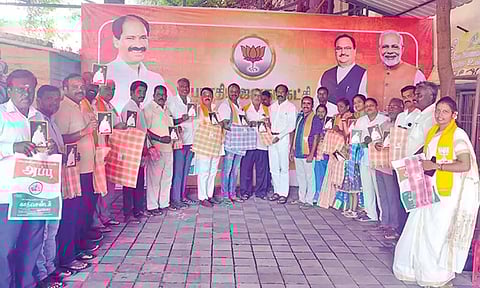 லாஸ்பேட்டை தொகுதி பா.ஜனதா நிர்வாகிகளுக்கு கதர் ஆடைகளை முன்னாள் மாநில தலைவர் சாமிநாதன் வழங்கிய காட்சி.