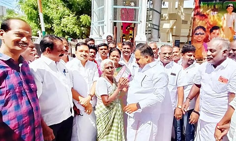 காந்தி ஜெயந்தி விழாவில் மூத்த உறுப்பினர்களுக்கு மாணிக்கம் தாகூர் எம்.பி. மரியாதை செலுத்தினார்.