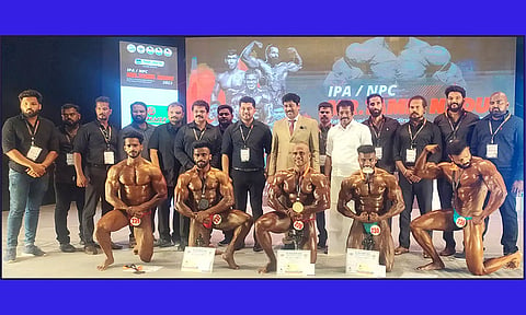 அழகப்பா பல்கலைக்கழக துணைவேந்தர் க.ரவி பரிசுகளை வழங்கினார்.