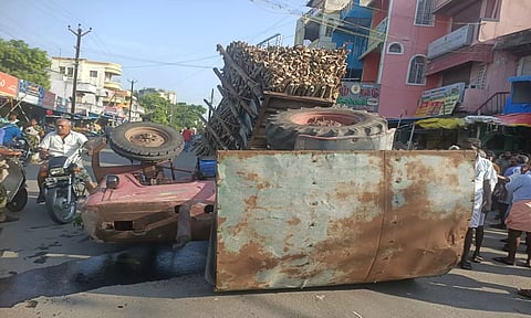 விபத்துக்குள்ளான டிராக்டர்