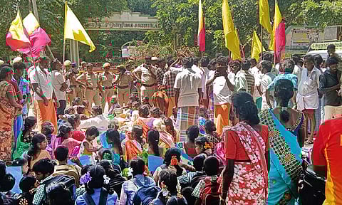 சாணார்பட்டி யூனியன் அலுவலகம் முன்பு போராட்டம் நடத்திய கிராம மக்கள்.