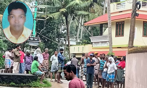 கொலை செய்யப்பட்டவர் வீட்டின் முன்பு பொதுமக்கள் திரண்டிருந்த காட்சி - (உள்படம்: ரெஜின்)