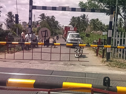 நொய்யல் ரெயில்வே கேட் பழுது