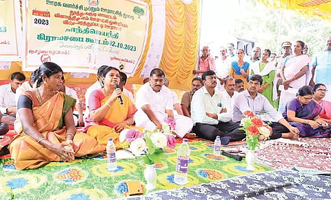 வில்வமரத்துப்பட்டி ஊராட்சியில் நடந்த கிராம சபை கூட்டத்தில் அமைச்சர் கீதாஜீவன், மார்க்கண்டேயன் எம்.எல்.ஏ. பங்கேற்ற போது எடுத்த படம்.