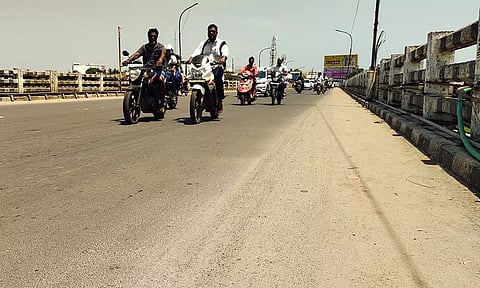 அண்ணா மேம்பால சாலை ஓரத்தில் மண் குவிந்துள்ளதை படத்தில் காணலாம்.