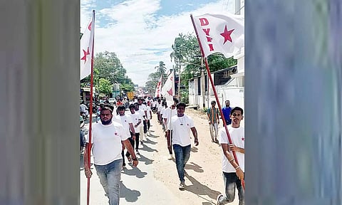 நடைபயணத்தில் பங்கேற்றவர்களை படத்தில் காணலாம். 