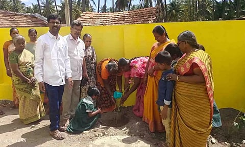 பள்ளியில் பூச்செடிகள் நடவு செய்யப்பட்டபோது எடுத்த படம்