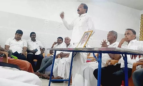 அ.தி.மு.க. பூத் கமிட்டி கூட்டம் நடைபெற்ற காட்சி. 