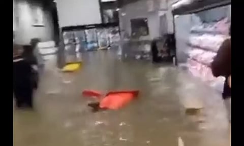 உண்மை எது: பல்பொருள் அங்காடி வெள்ள நீரில் தத்தளித்தது நியூயார்க்கிலா?