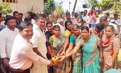  அரசூர் பகுதியில் சாலை அமைக்கும் பணியை அமைச்சர் சாய்.ஜெ.சரவணன்குமார் பூமி பூஜை செய்து தொடங்கி வைத்த காட்சி.