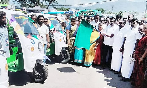 பேட்டரி குப்பை சேகரிப்பு வாகனங்களை எம்.எல்.ஏ., தொடங்கி வைத்தார்