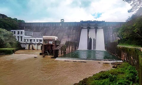 தென்மலை அணையில் இருந்து தண்ணீர் வெளியேற்றப்படும் காட்சி.