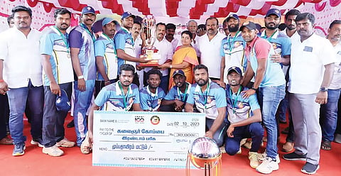 வெற்றிபெற்ற அணிக்கு அமைச்சர் கீதாஜீவன், மேயர் ஜெகன்பெரியசாமி ஆகியோர் பரிசு வழங்கிய காட்சி.