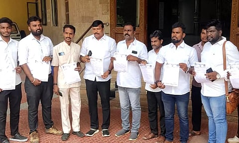 மாவட்ட இளைஞர் காங்கிரஸ் சார்பில் மாவட்ட கலெக்டர் கார்த்திகேயனிடம் மனு அளிக்க வந்தவர்களை படத்தில் காணலாம்.