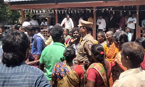 பொன்னேரி அருகே ஏரி இடத்தை ஆக்கிரமித்து மின்வேலி: கிராம மக்கள் மறியல்