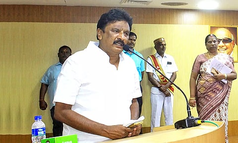 கூட்டத்தில் அப்துல் வகாப் எம்.எல்.ஏ. பேசிய காட்சி.