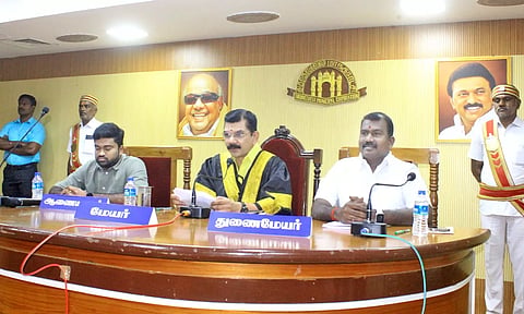 மாநகராட்சி கூட்டம் மேயர் சரவணன் தலைமையில் நடந்த போது எடுத்த படம். அருகில் துணை மேயர் கே.ஆர்.ராஜூ, கமிஷனர் சிவகிருஷ்ணமூர்த்தி உள்ளனர்.