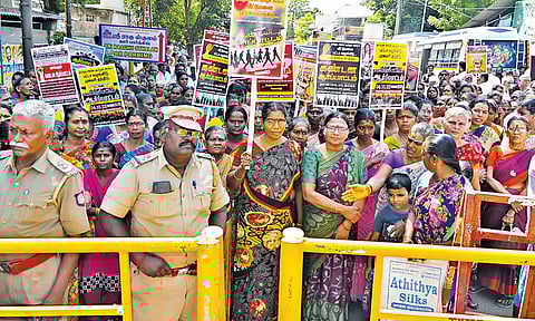 திருநாகேஸ்வரத்தில் பொது மக்கள் ஆர்ப்பாட்டத்தில் ஈடுப்பட்டனர்.