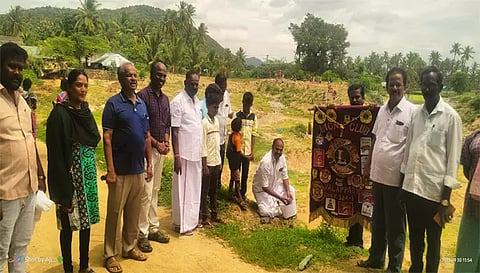 மாரியம்மன் புதூர் ஏரியில் நடைபெற்ற பனை விதைகள் விதைக்கும் விழாவில் பங்கேற்றவர்கள்.
