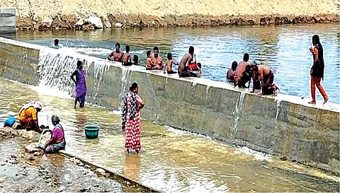 மழையால் நிரம்பிய தடுப்பணைநீர் தேக்கத்தில் மக்கள் உற்சாக குளியல்