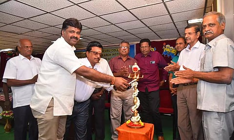 காரைக்கால் பண்டித ஜவகர்லால் நேரு வேளாண் கல்லூரியில் நடந்த முன்னாள் மாணவர்கள் சந்திப்பு நிகழ்ச்சியை புதுச்சேரி வேளாண் அறிவியல் கல்லூரி தாளாளர் கணேஷ் குத்துவிளக்கேற்றி தொடங்கி வைத்த காட்சி.