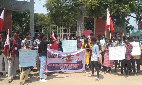  மாணவர்கள் வகுப்பை புறக்கணித்து போராட்டம் நடத்திய காட்சி.