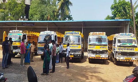 பண்ருட்டி கெடிலம் ஆற்றுப்பகுதியில் கழிவுகளை கொட்டிய 5 வாகனங்களை நகராட்சி ஆணையாளர் பானுமதி தலைமையில் அதிகாரிகள் பறிமுதல் செய்தனர்.
