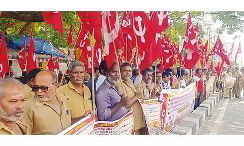 ஆர்.டி.ஓ. அலுவலகம் முன்பு சி.ஐ.டி.யூ. ஆர்ப்பாட்டம் நடத்திய காட்சி.