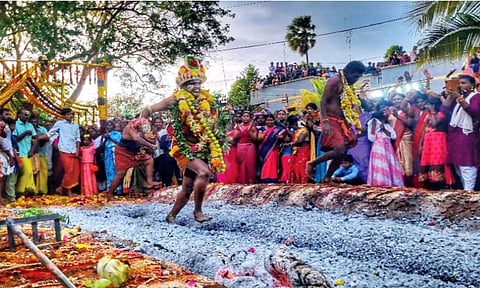 மாரியம்மன் கோவிலில் பூக்குழி திருவிழா