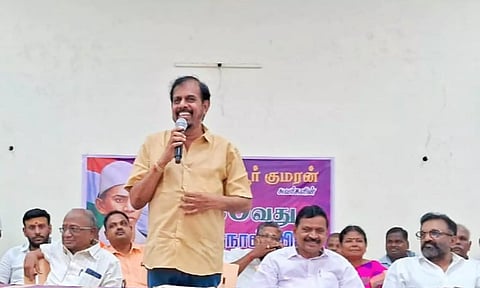 நிகழ்ச்சியில் ஆர்.கே. செல்வமணி பேசிய காட்சி.